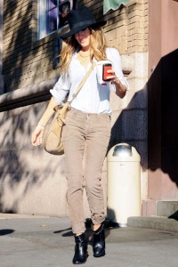 Sarah Jessica Parker Gets Her Morning Caffeine Fix
